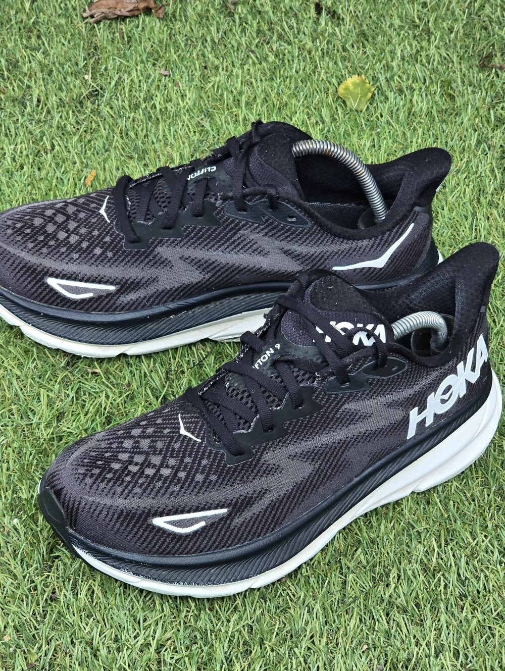 HOKA CLIFTON 9 - Mens Atheltic Shoes - SIZE 9.5. ((2E wide)